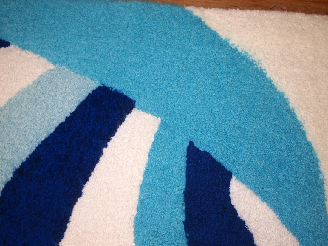 Handmade contemporary ORA French hooked rug 2.4 x 4.7' (74cm x 143cm), 2021 - 3