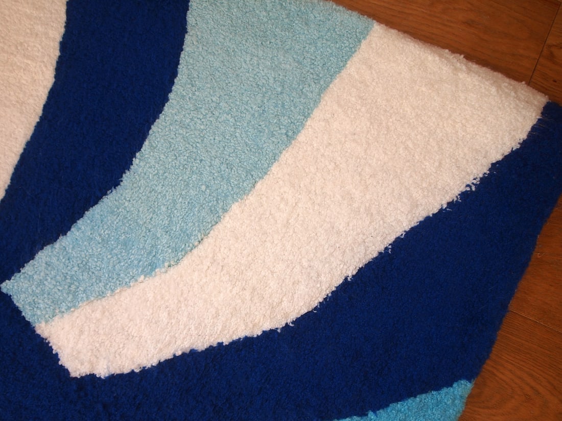 Handmade contemporary ORA French hooked rug 2.4 x 4.7' (74cm x 143cm), 2021 - 4