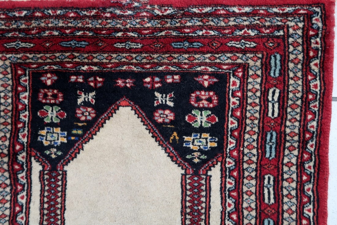 Handmade vintage Pakistani Lahore prayer rug 1.9' x 3' (60cm x 93cm) 1970s - 2