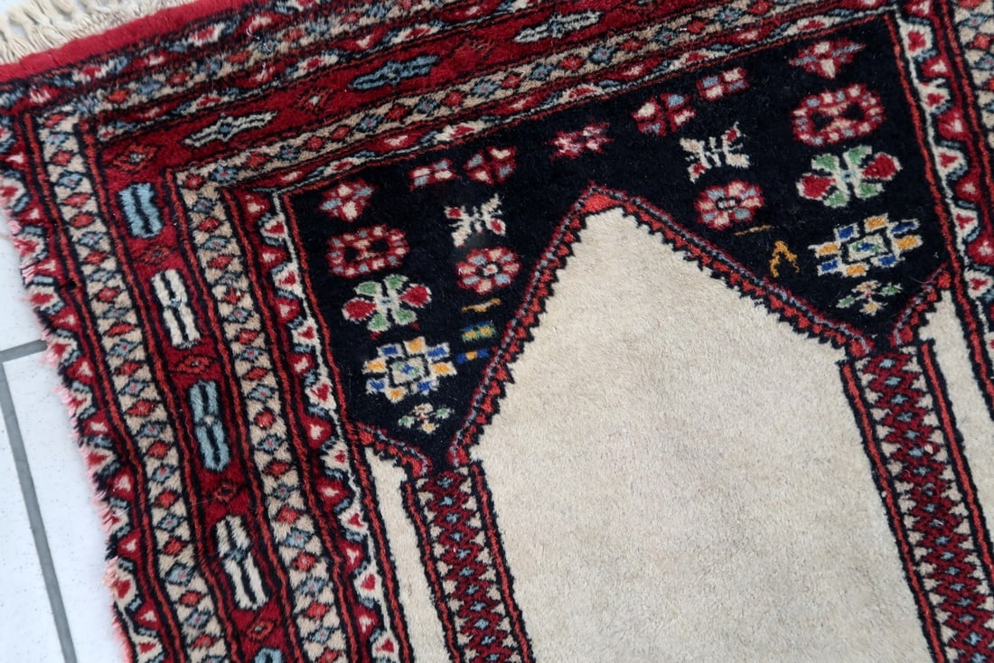 Handmade vintage Pakistani Lahore prayer rug 1.9' x 3' (60cm x 93cm) 1970s - 3