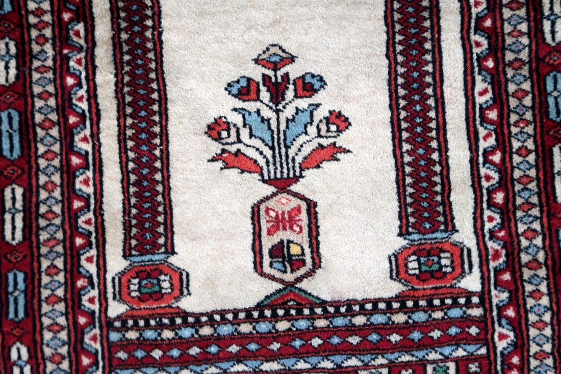 Handmade vintage Pakistani Lahore prayer rug 1.9' x 3' (60cm x 93cm) 1970s - 5