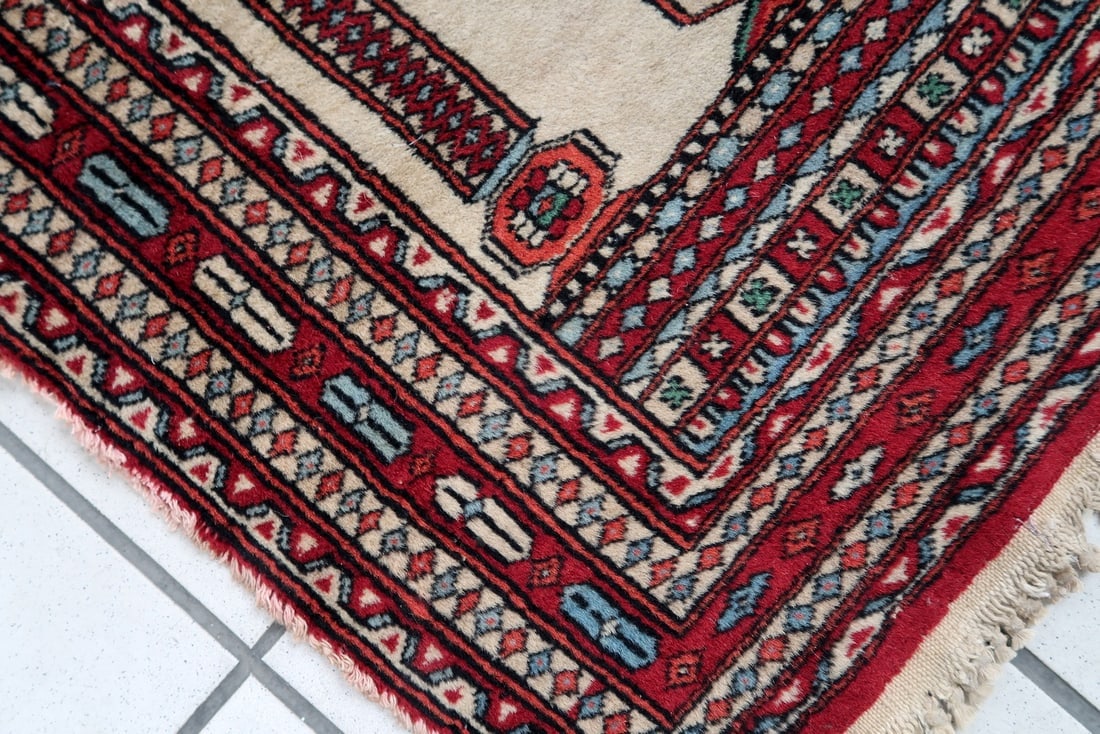 Handmade vintage Pakistani Lahore prayer rug 1.9' x 3' (60cm x 93cm) 1970s - 6