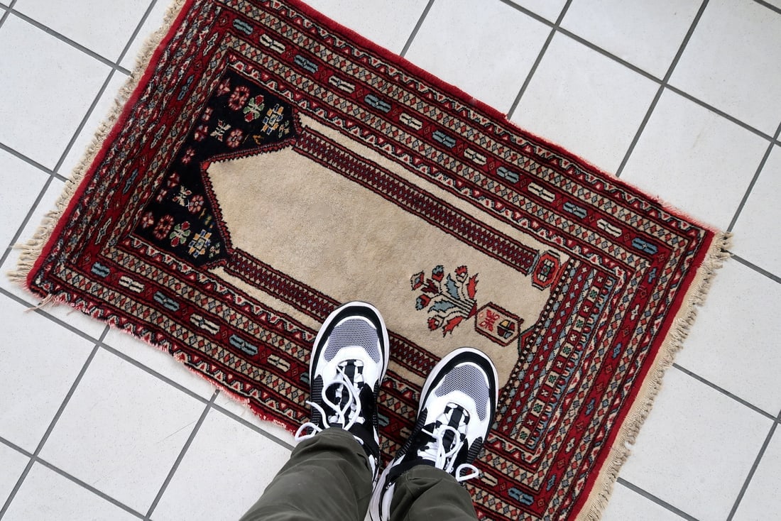 Handmade vintage Pakistani Lahore prayer rug 1.9' x 3' (60cm x 93cm) 1970s - 7