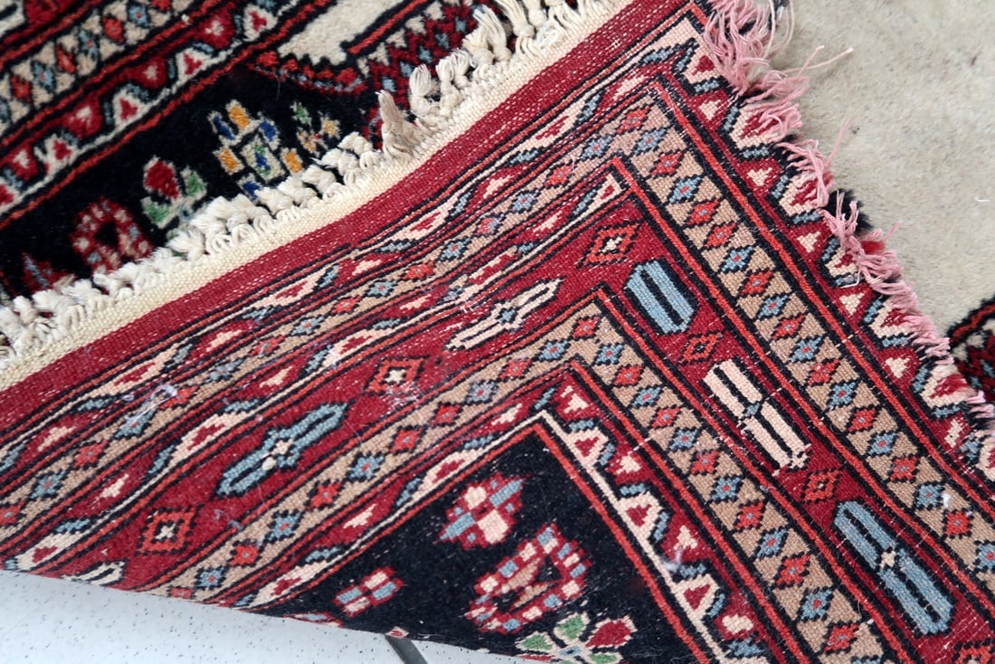 Handmade vintage Pakistani Lahore prayer rug 1.9' x 3' (60cm x 93cm) 1970s - 8