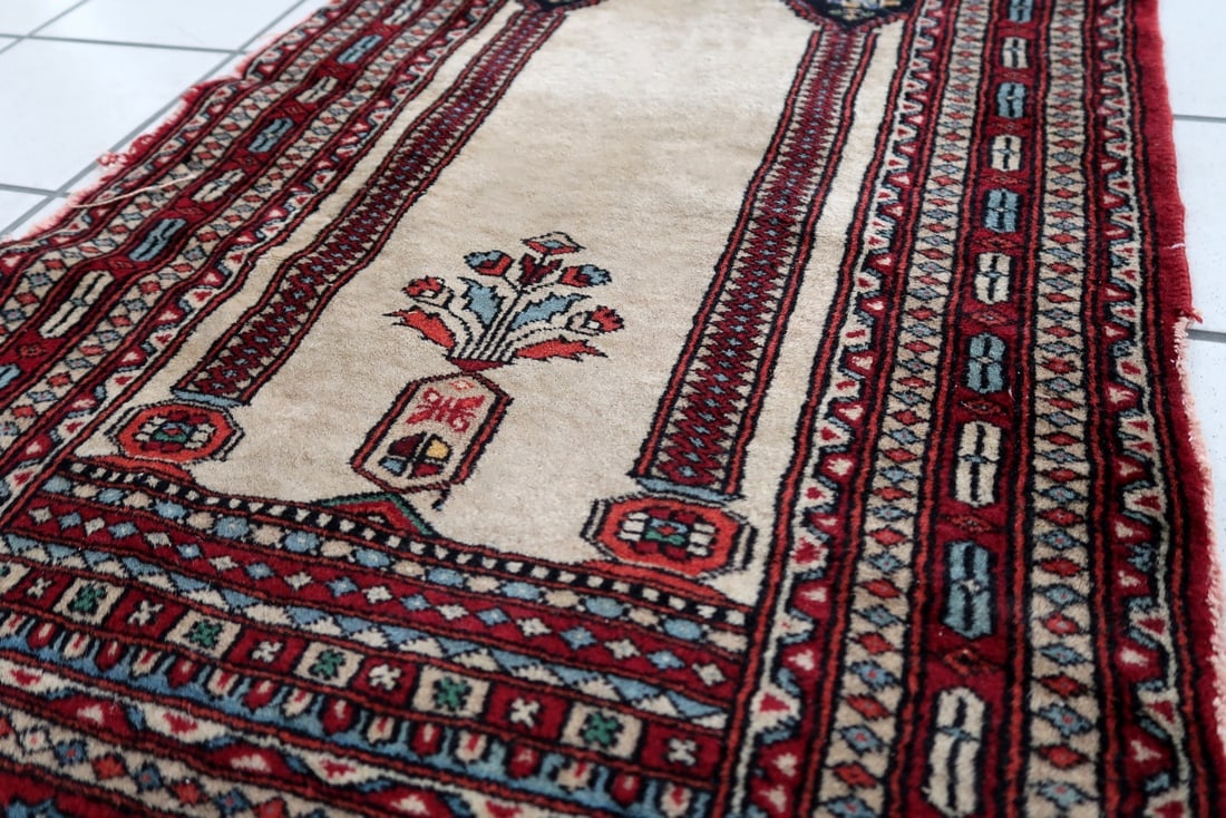 Handmade vintage Pakistani Lahore prayer rug 1.9' x 3' (60cm x 93cm) 1970s - 9