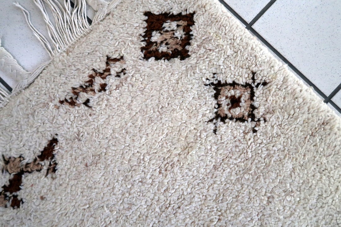 Handmade vintage Moroccan Berber rug 2.2' x 4.5' (69cm x 137cm) 1970s - 2