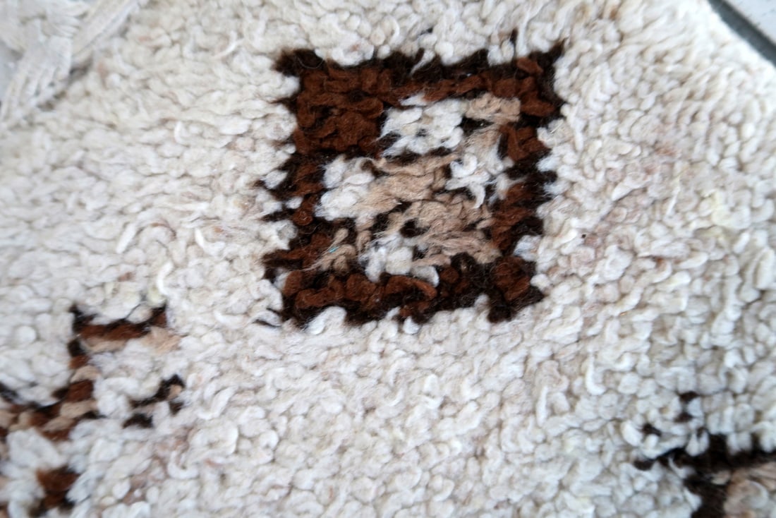 Handmade vintage Moroccan Berber rug 2.2' x 4.5' (69cm x 137cm) 1970s - 3