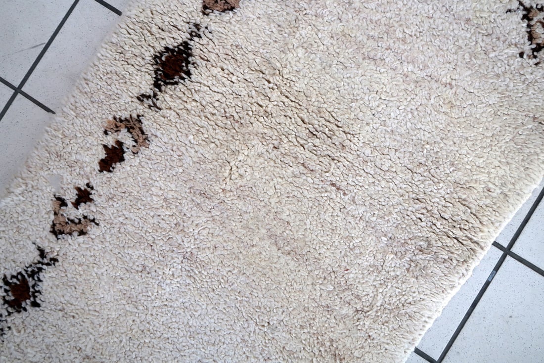 Handmade vintage Moroccan Berber rug 2.2' x 4.5' (69cm x 137cm) 1970s - 6