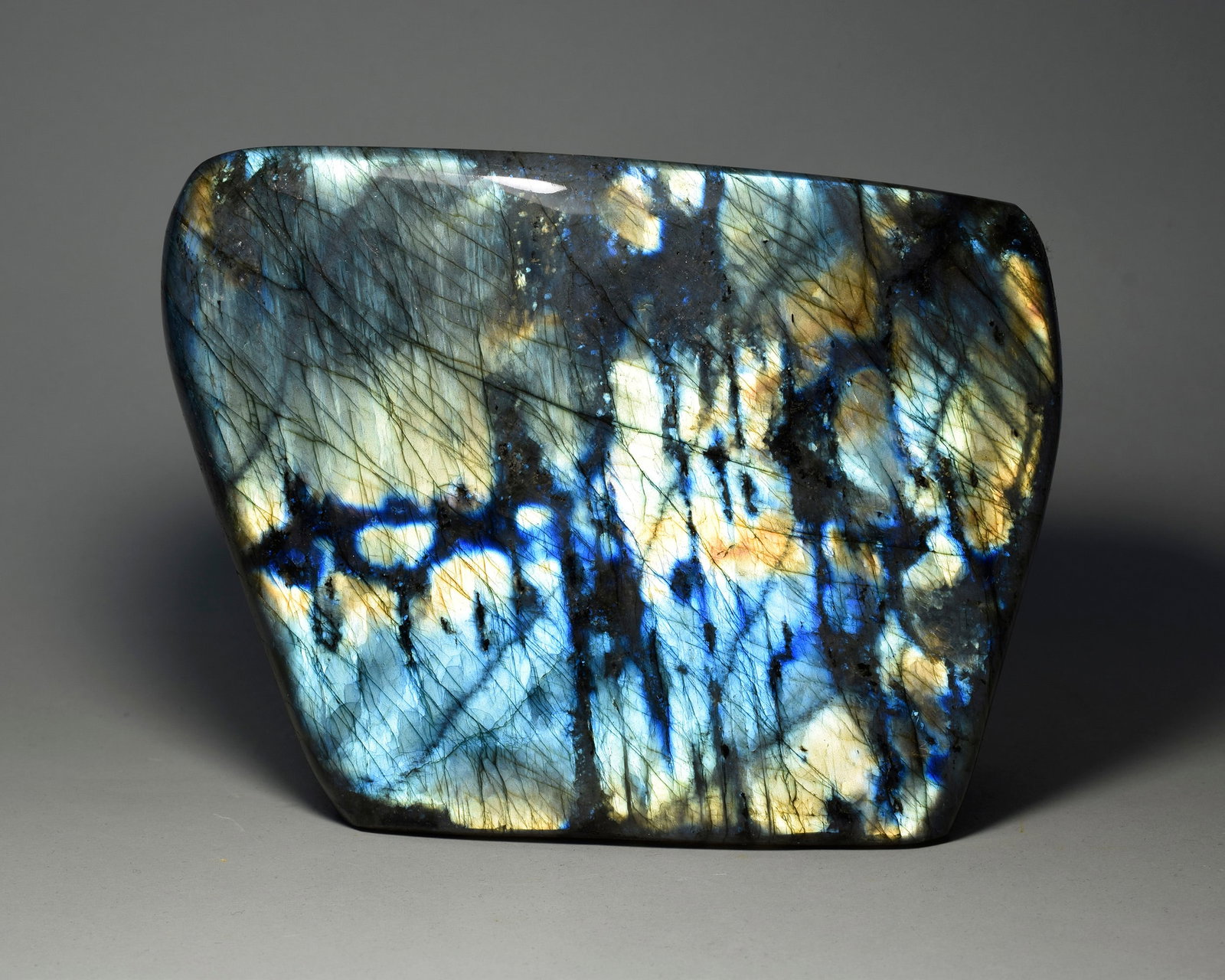Beautiful blue labradorite freeform: Title: Beautiful blue labradorite freeformOrigin: MadagascarSize: 14 x 10.5 cmDescription: Mineral: Labradorite Locality: Madagascar Measurements: 14 x 10.5 cm Weight: 1.6 kg Fine polished