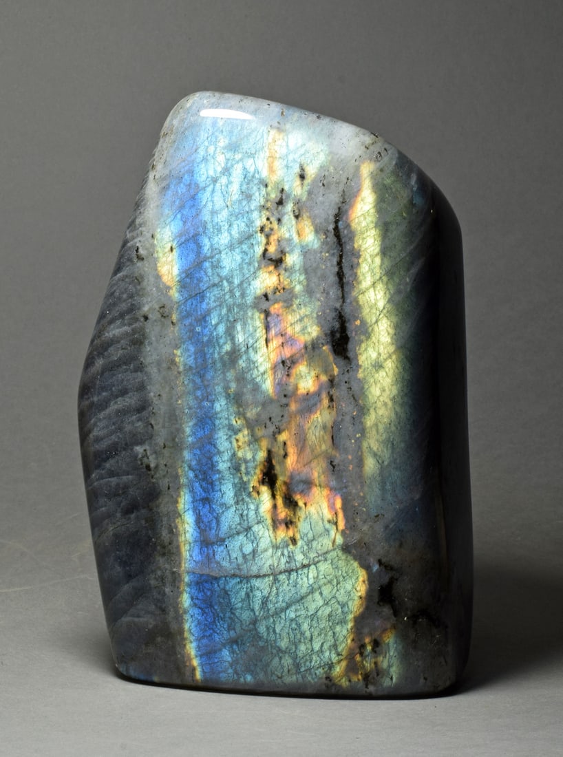 Beautiful blue labradorite freeform: Title: Beautiful blue labradorite freeformOrigin: MadagascarSize: 7 x 12 x 4.5 cmDescription: Mineral: Labradorite Locality: Madagascar Measurements: 7 x 12 x 4.5 cm Weight: 1 kg Fine polished