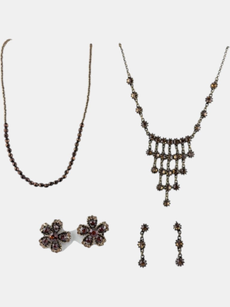 Vintage Amber Rhinestone Jewelry Set Necklace Earrings Ð Floral Motif Statement Fringe Bib: Elegant vintage rhinestone jewelry set featuring warm amber-toned stones in a classic floral motif design. This coordinated set includes a statement bib-style necklace with cascading fringe detail, a