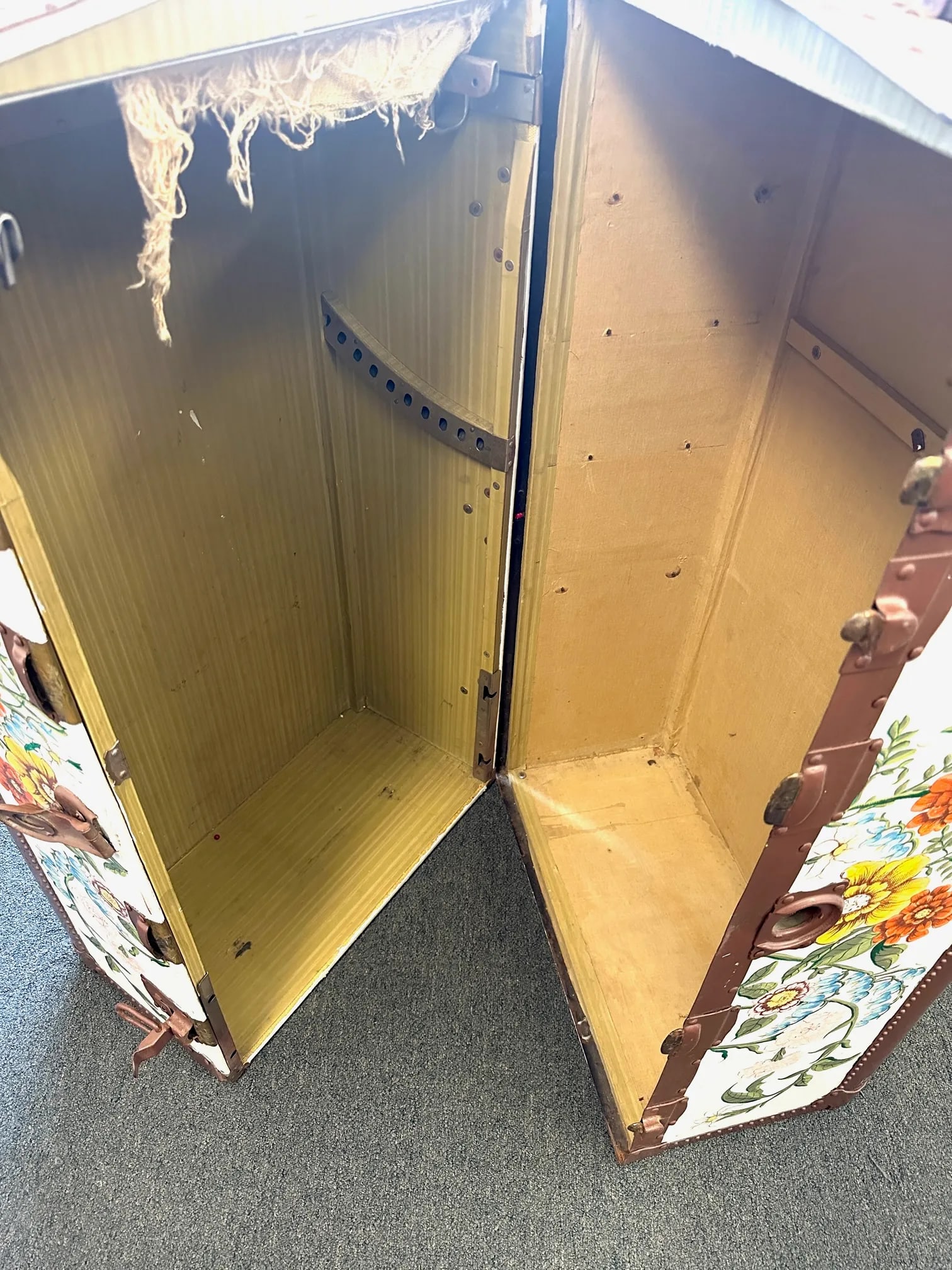 Vintage 1920's Hand Painted Floral Steamer Trunk - 7