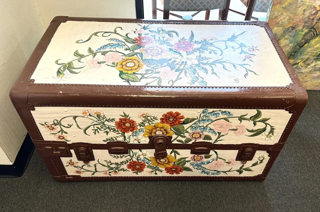 Vintage 1920's Hand Painted Floral Steamer Trunk - 9