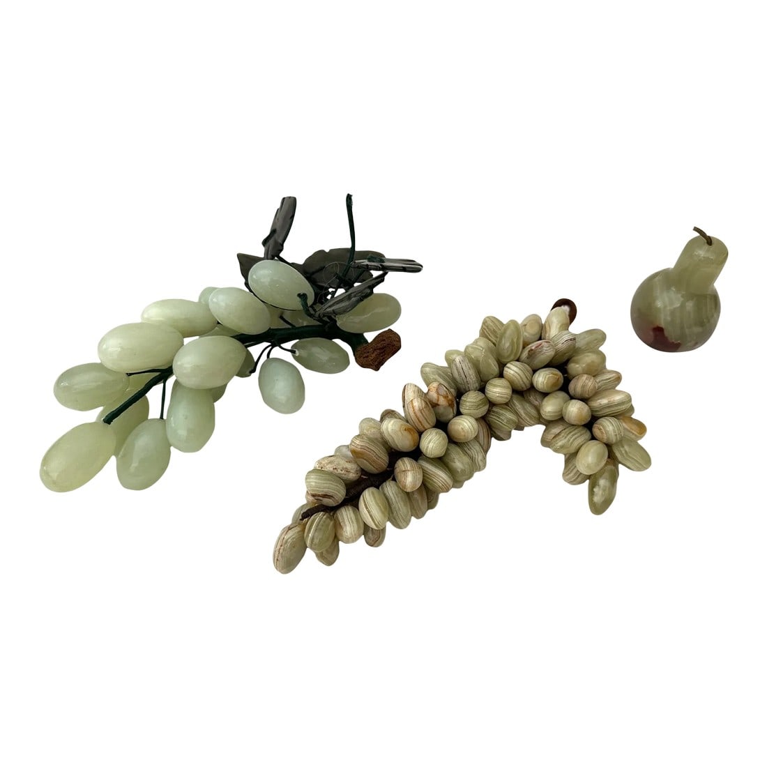 Vintage Jade/Onyx Grape Clusters-A Set: Vintage set of 2 clusters of grapes one is jade and the other is onyx, also 1 onyx pear. These would be perfect displayed in the kitchen. Jade-8.5in w x 4in d Onyx- 9in w x 4.5in d Pear-3in h x 2in w