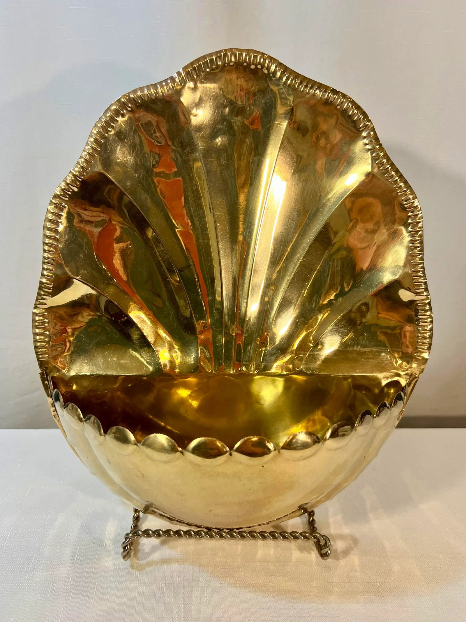 Vintage Hollywood Regency Polished Brass Hand Hammered Repousse Shell With Scalloped Edge Wall Pocke - 2