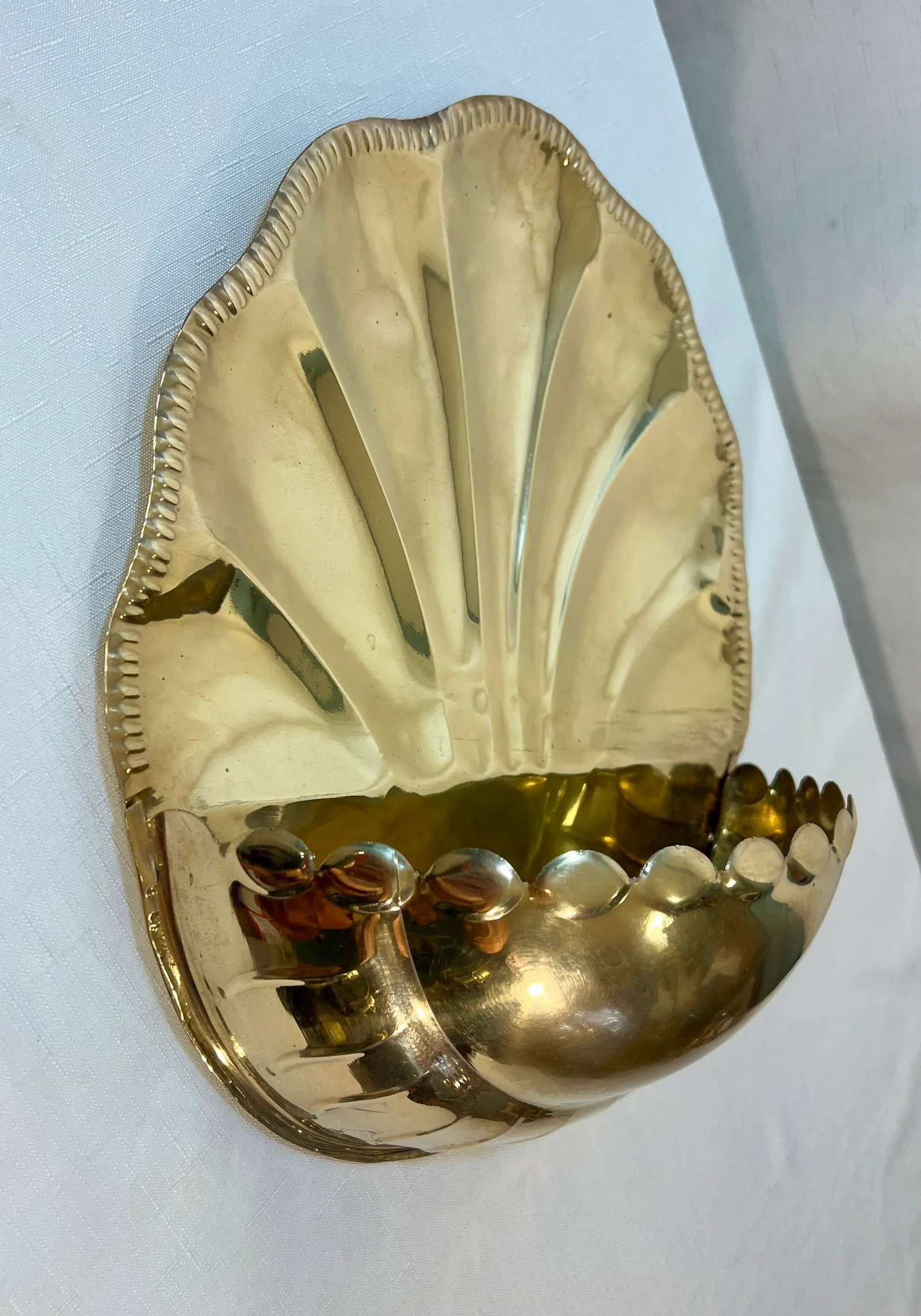 Vintage Hollywood Regency Polished Brass Hand Hammered Repousse Shell With Scalloped Edge Wall Pocke - 4
