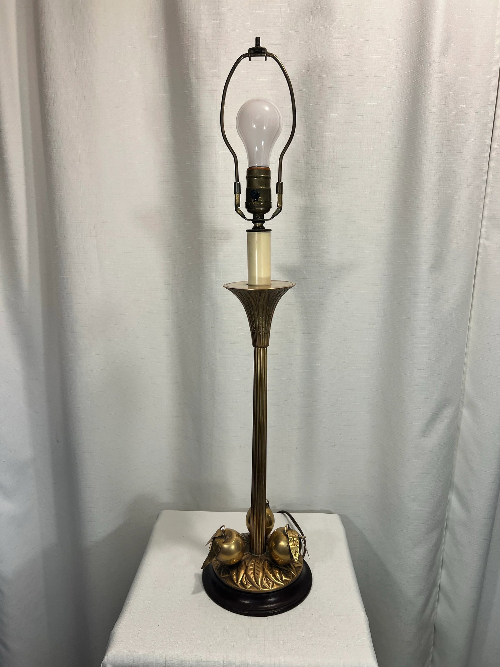 Vintage 1970s Hollywood Regency Brass "Golden Peaches" Lamp Attributed to Chapma - 3