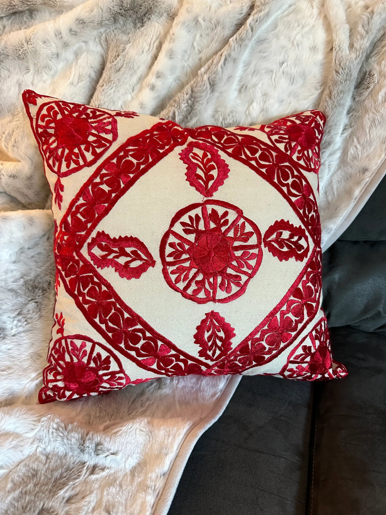 Late 20th Century Moroccan Red Silk Embroidered Pillow - 6