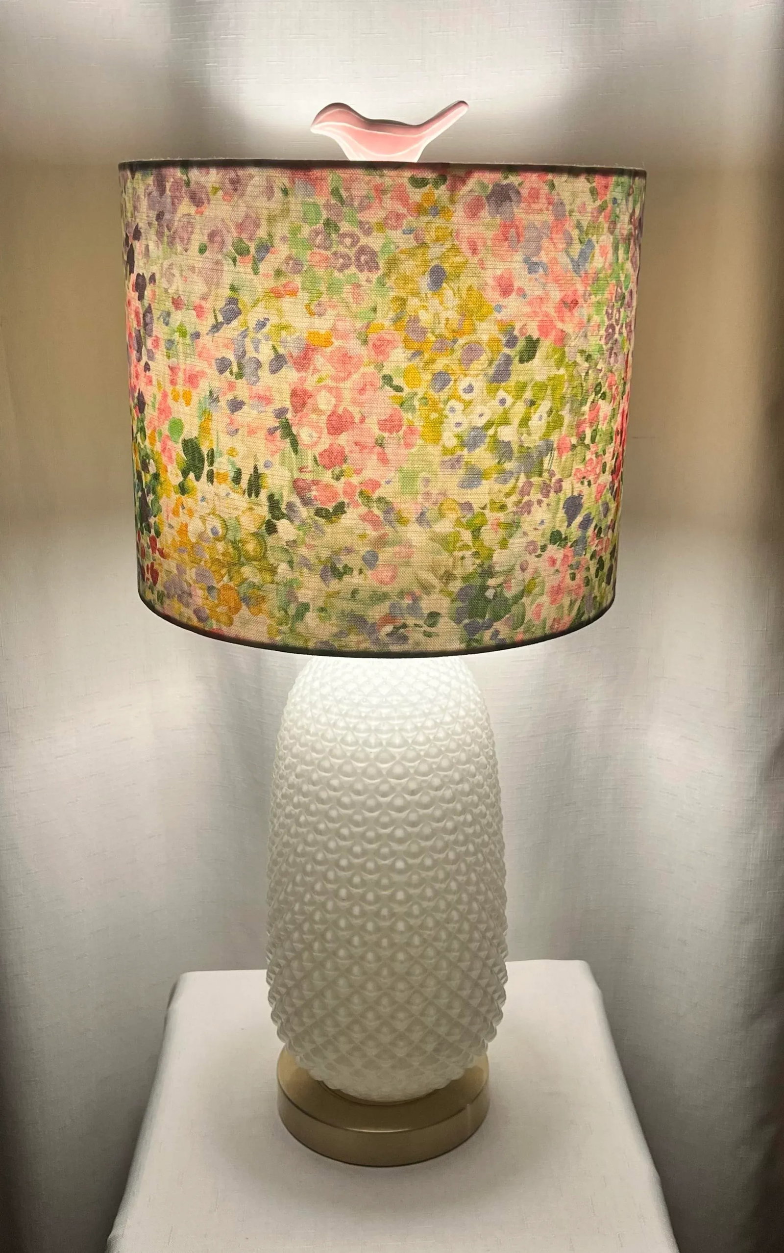 Surya White Hobnail Glass Style Reverse Painted White Table Lamp With Impressionist Style Floral Sha - 2