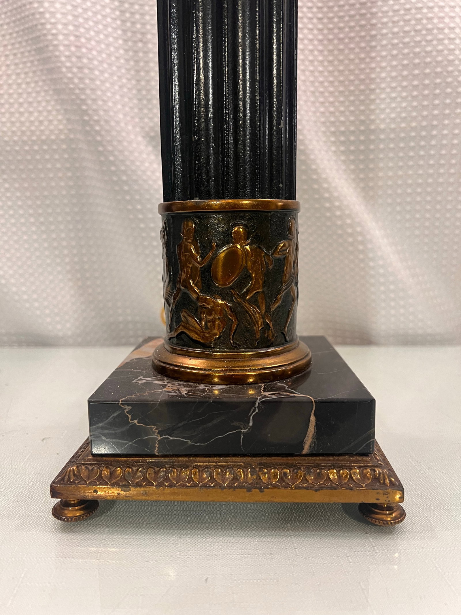 Mid-Century Hollywood Regency Patinated Bronze Neoclassical Fluted Column Table Lamp - 3