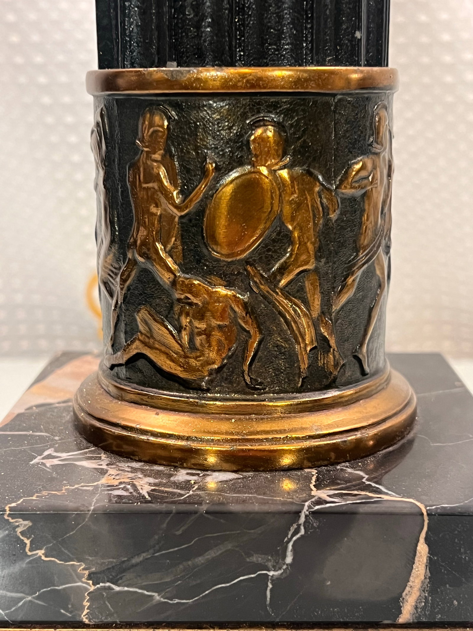 Mid-Century Hollywood Regency Patinated Bronze Neoclassical Fluted Column Table Lamp - 4