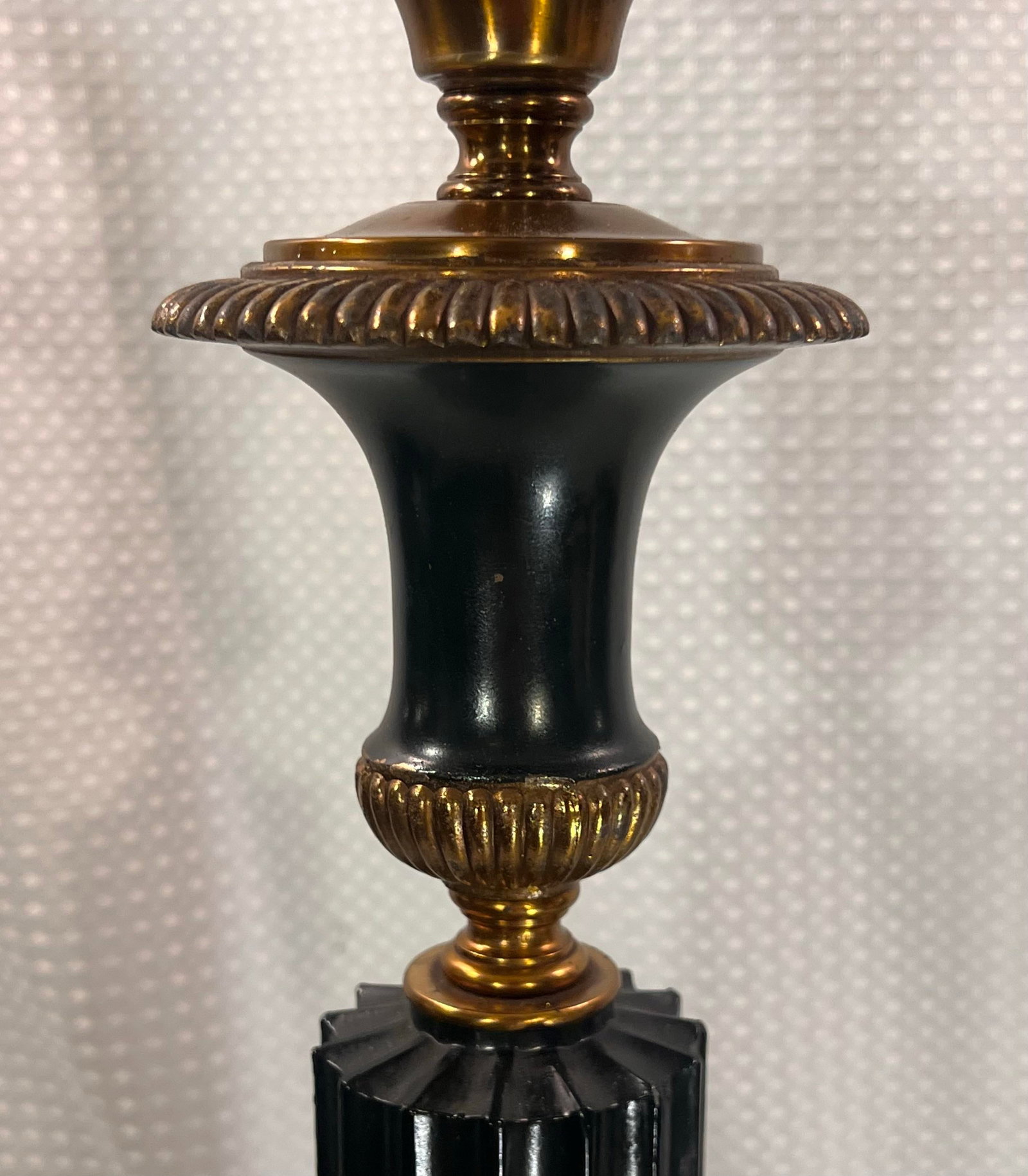 Mid-Century Hollywood Regency Patinated Bronze Neoclassical Fluted Column Table Lamp - 7