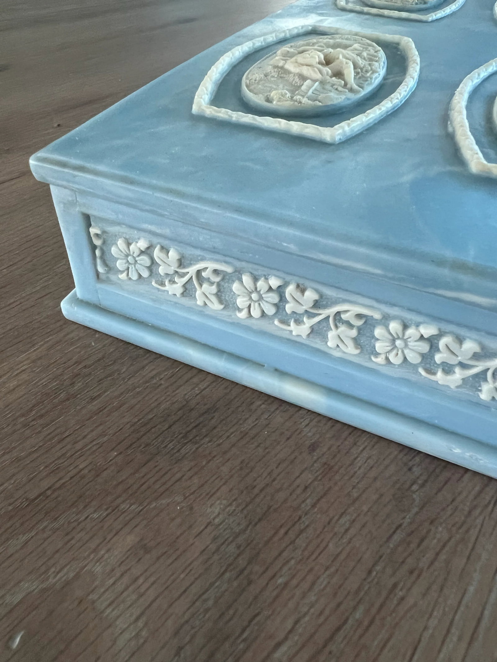 1960s Vintage Blue Marbled Incolay Large Stone Jewelry Box With Raised Relief Cameos of Lovers Court - 11
