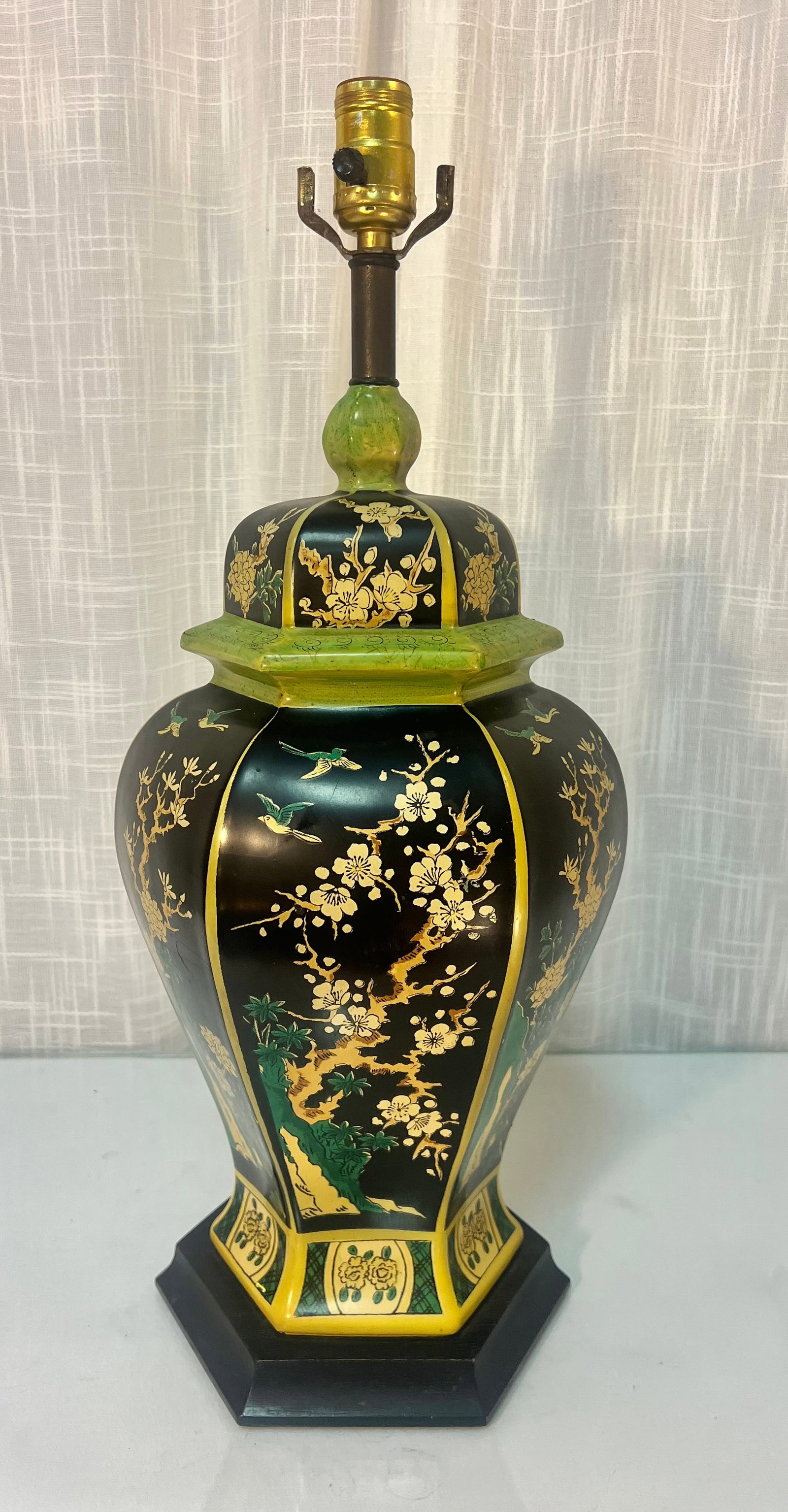 1970s Hand-Painted Hexagonal "Famille Noire" Ginger Jar Lamp - Turtle and Crane - Emerald & Gold Chi - 4