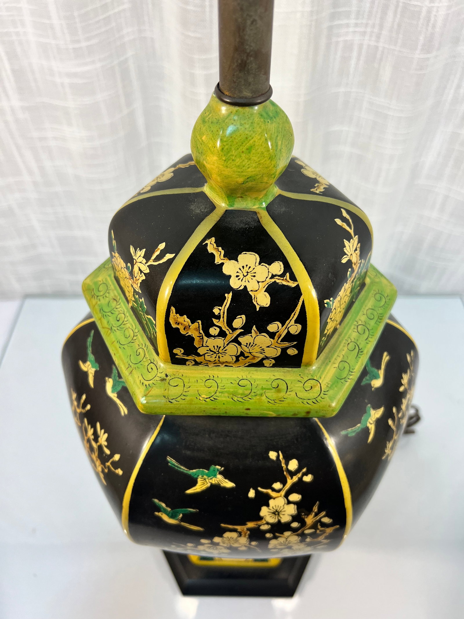 1970s Hand-Painted Hexagonal "Famille Noire" Ginger Jar Lamp - Turtle and Crane - Emerald & Gold Chi - 5