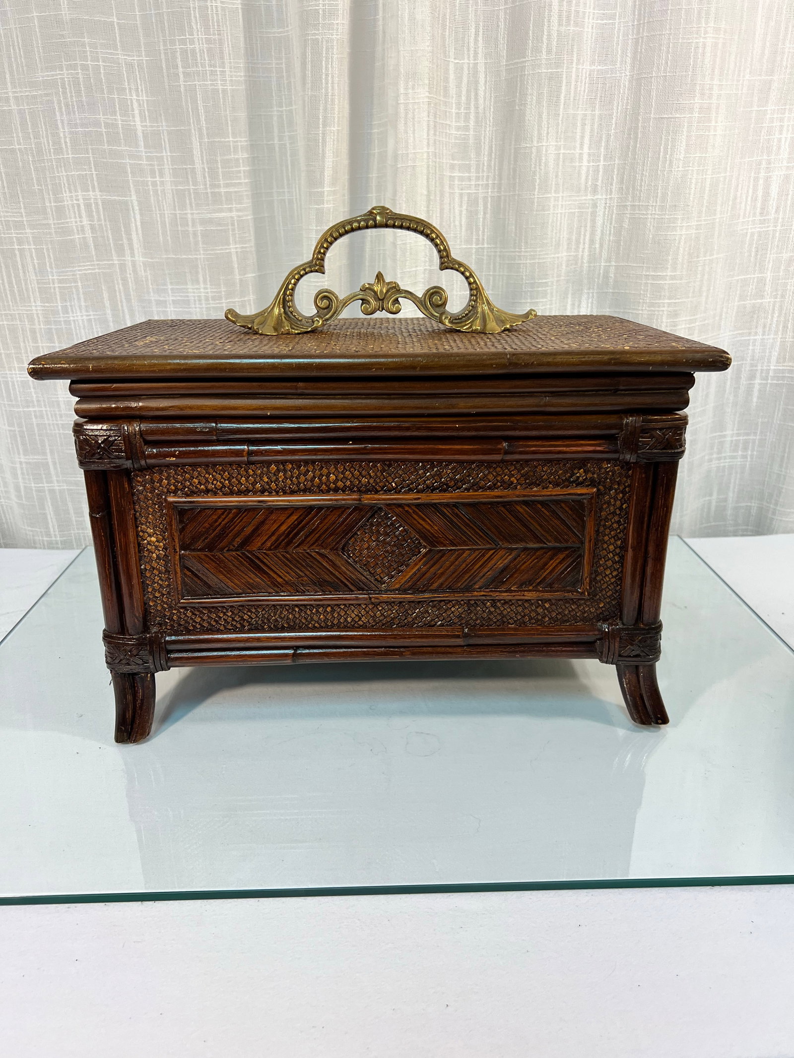 Chic Vintage Large Faux Bamboo and Rattan Memory Keepsake Box With Decorative Brass Handle - 9