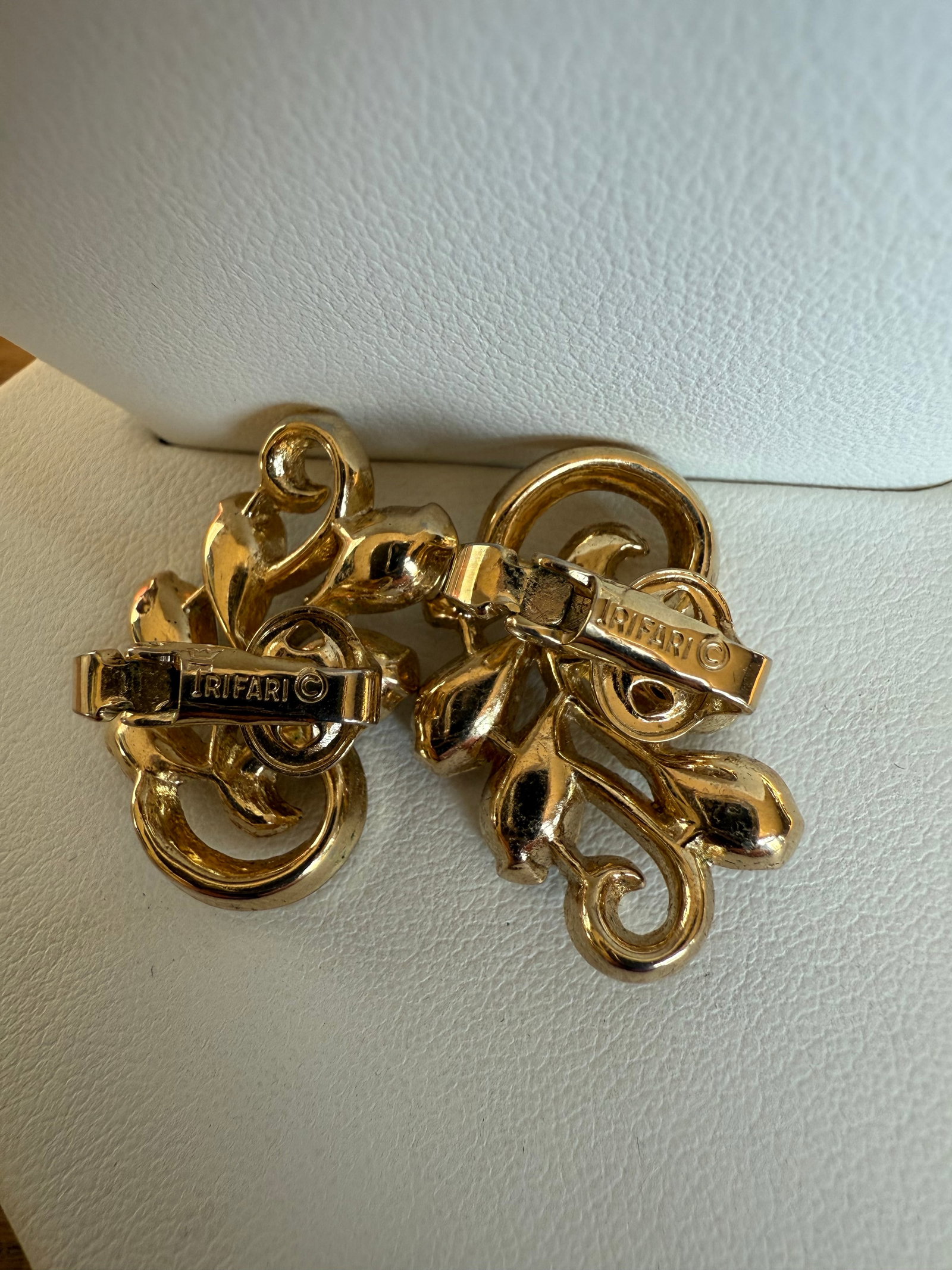 Mid 20th Century Vintage Trifari Gold Rhinestone Clip on Earrings, A Pair - 5