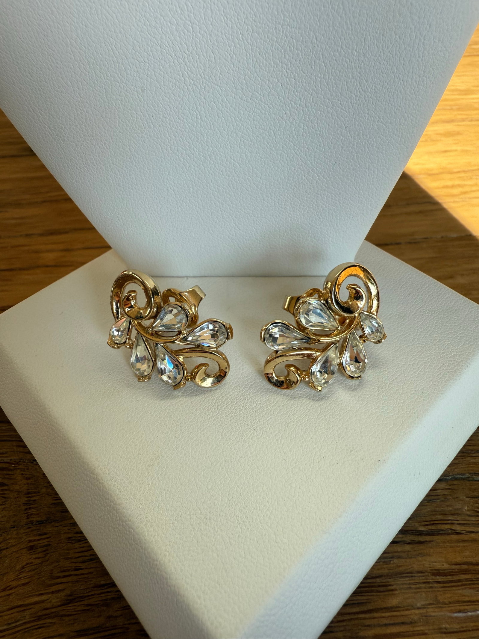 Mid 20th Century Vintage Trifari Gold Rhinestone Clip on Earrings, A Pair - 7