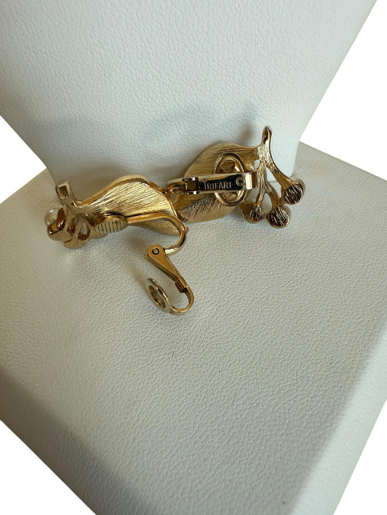 Mid 20th Century Trifari Vintage Gold Tone Leaf Earrings With Pear Accents - 4