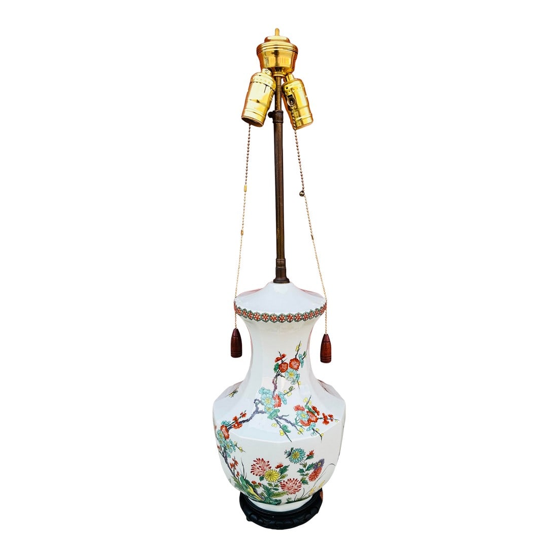 Vintage Chinoiserie Table Lamp: Vintage Asian Chinoiserie Table Lamp in multi color floral print on a wood carved base. Has a extended rod that goes to 31in h. Perfect for any room. 29in h x 8.5in round Base 6in extends to 31in h