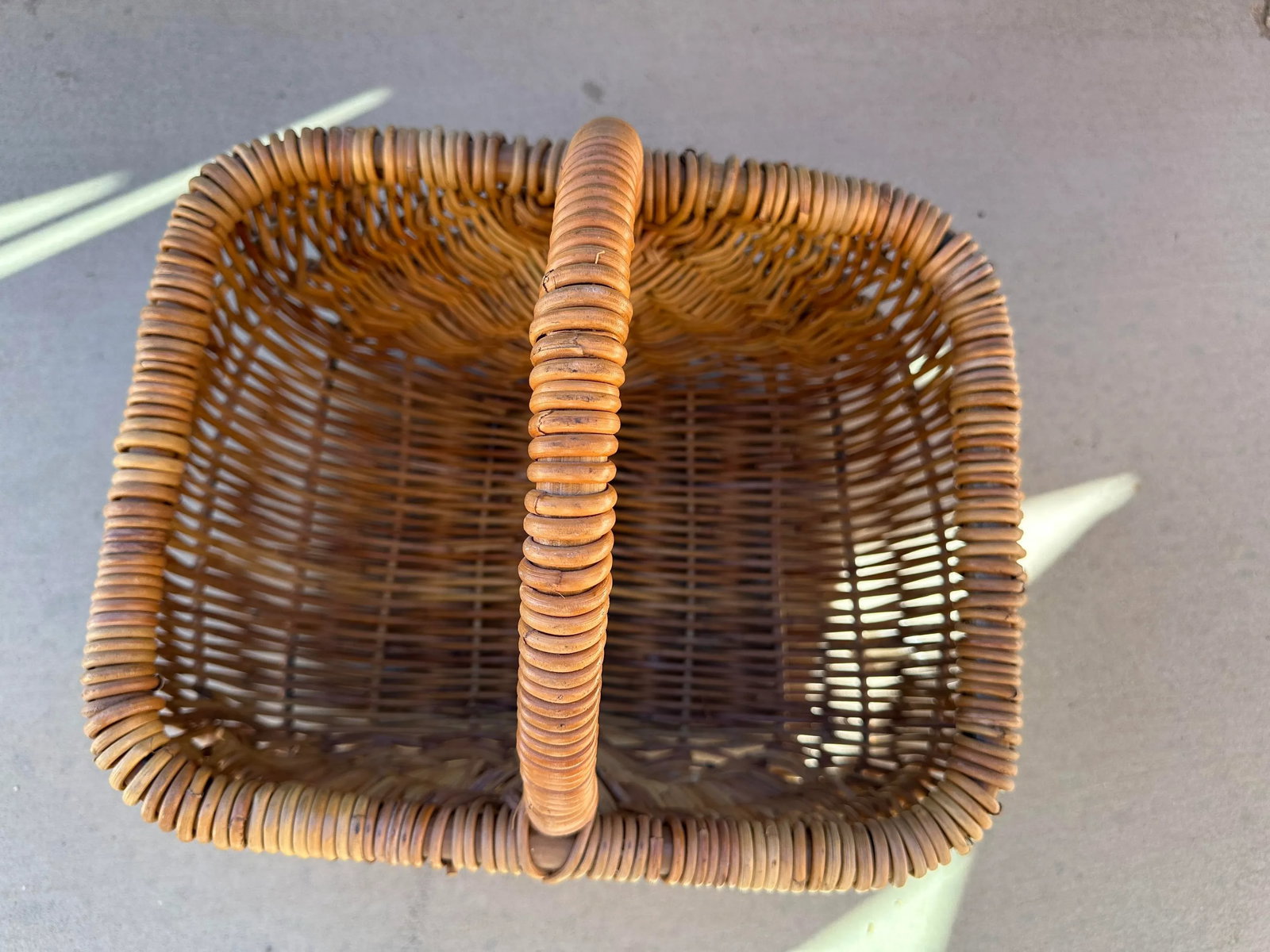 Vintage Thick Rattan/Wicker Picnic Basket W/Removable Lid - 2