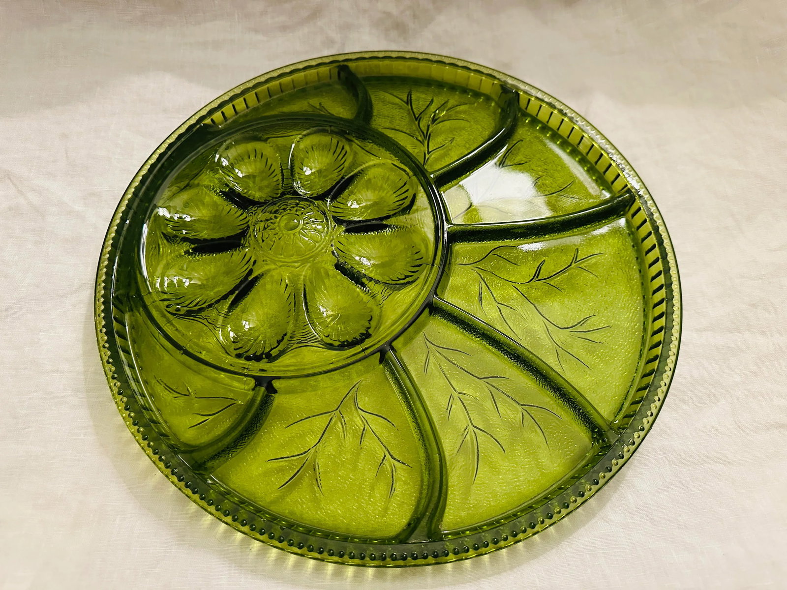 13in Round 8 Egg Slot, 7 Section Avocado Green Dish - 4