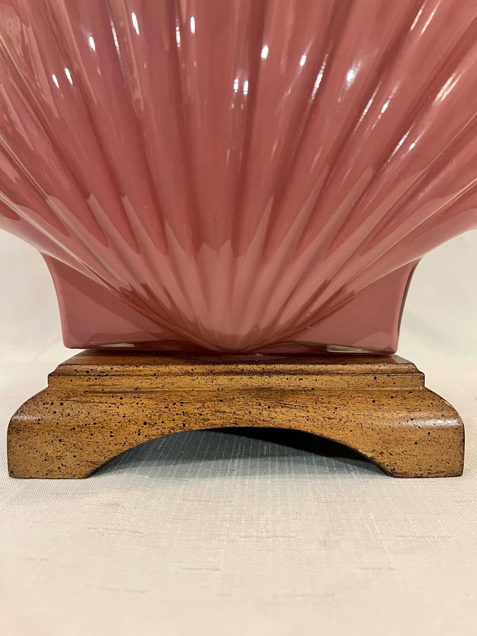 Vintage Coastal Palm Beach Regency Reverse Painted Pink Glass Shell Lamp on Wooden Base - 2