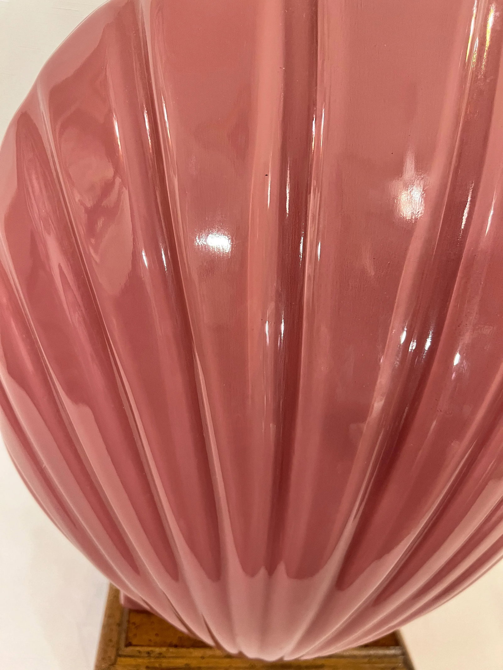 Vintage Coastal Palm Beach Regency Reverse Painted Pink Glass Shell Lamp on Wooden Base - 3