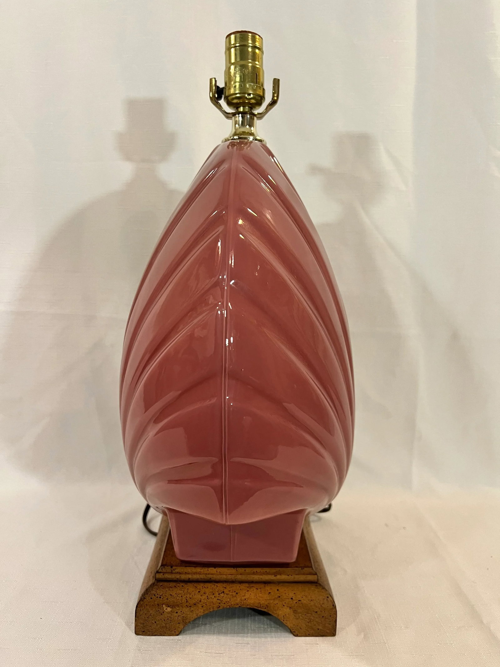 Vintage Coastal Palm Beach Regency Reverse Painted Pink Glass Shell Lamp on Wooden Base - 4