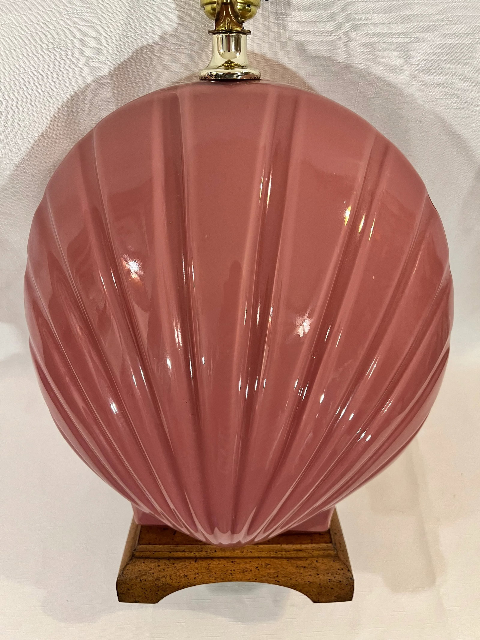 Vintage Coastal Palm Beach Regency Reverse Painted Pink Glass Shell Lamp on Wooden Base - 5