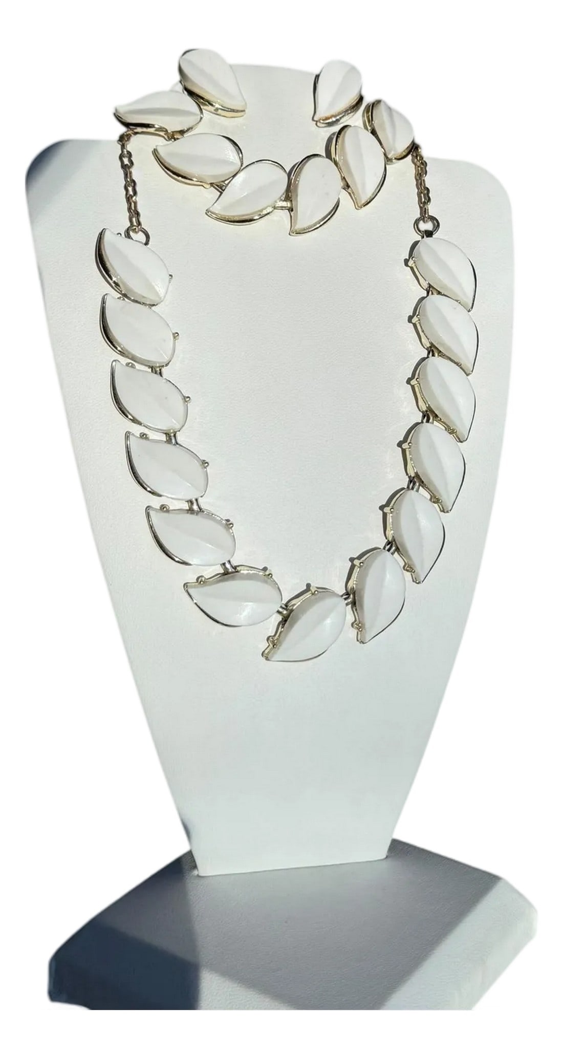 Vintage White Lucite Leaf Demi Parure Jewelry Set Necklace and Bracelet: Vintage White Lucite Leaf and Goldtone Costume Jewelry Set- Matching Necklace with Bracelet Unmarked 1960's Demi-Parure Set from my mother's personal collection. A symmetrical repeating links of large