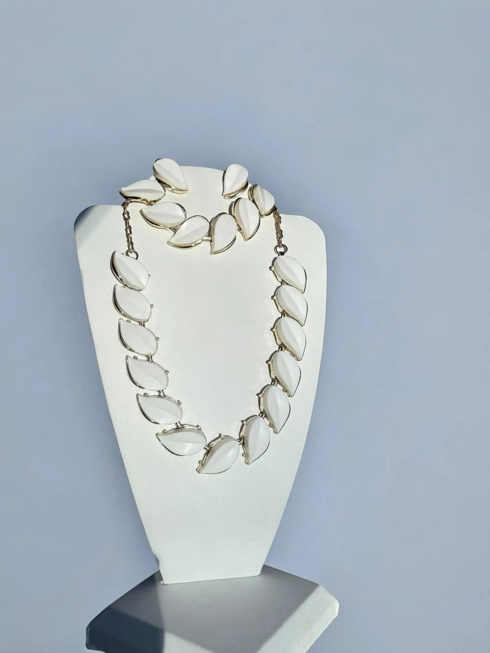 Vintage White Lucite Leaf Demi Parure Jewelry Set Necklace and Bracelet - 4