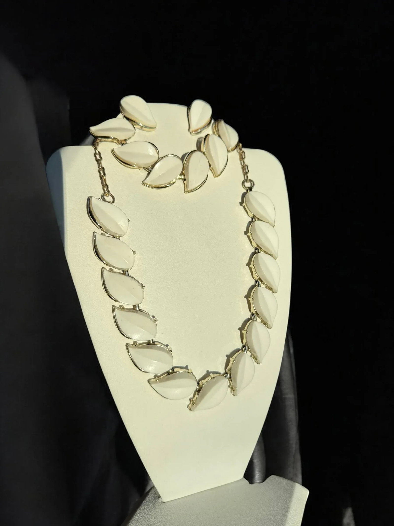 Vintage White Lucite Leaf Demi Parure Jewelry Set Necklace and Bracelet - 8