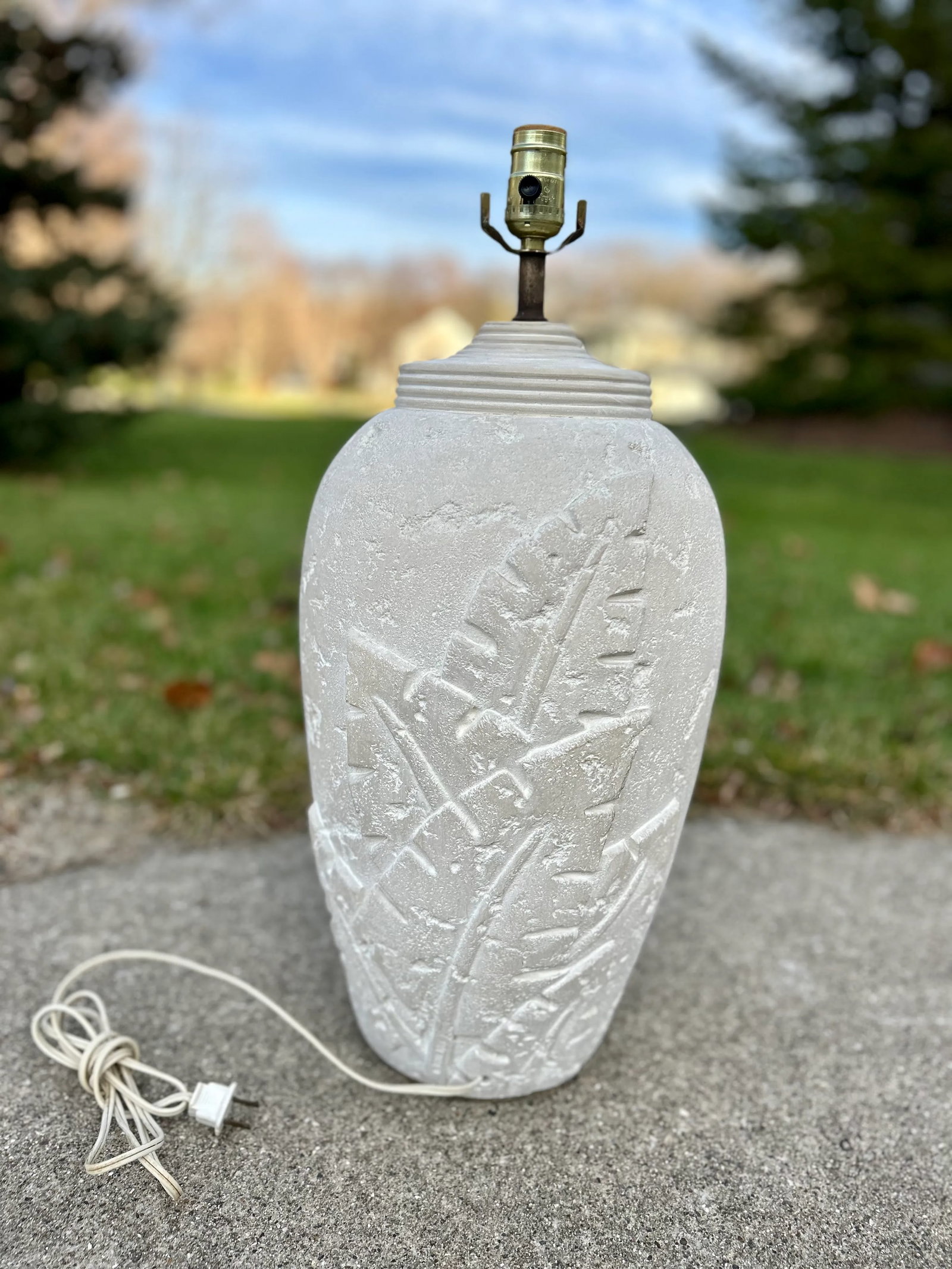 Vintage Postmodern Ceramic Table Lamp With Textured Palm Leaf Motif - 7