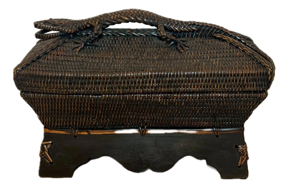 Late 20th Century Vintage Southeast Asian Wicker Box With Lizard Handle on Lid: Design accent. Beautifully hand woven tight and smooth wicker workmanship with a lighthearted yet lifelike lizard as a handle on the lid. Firmly woven onto a sturdy black wood base. Perfect for
