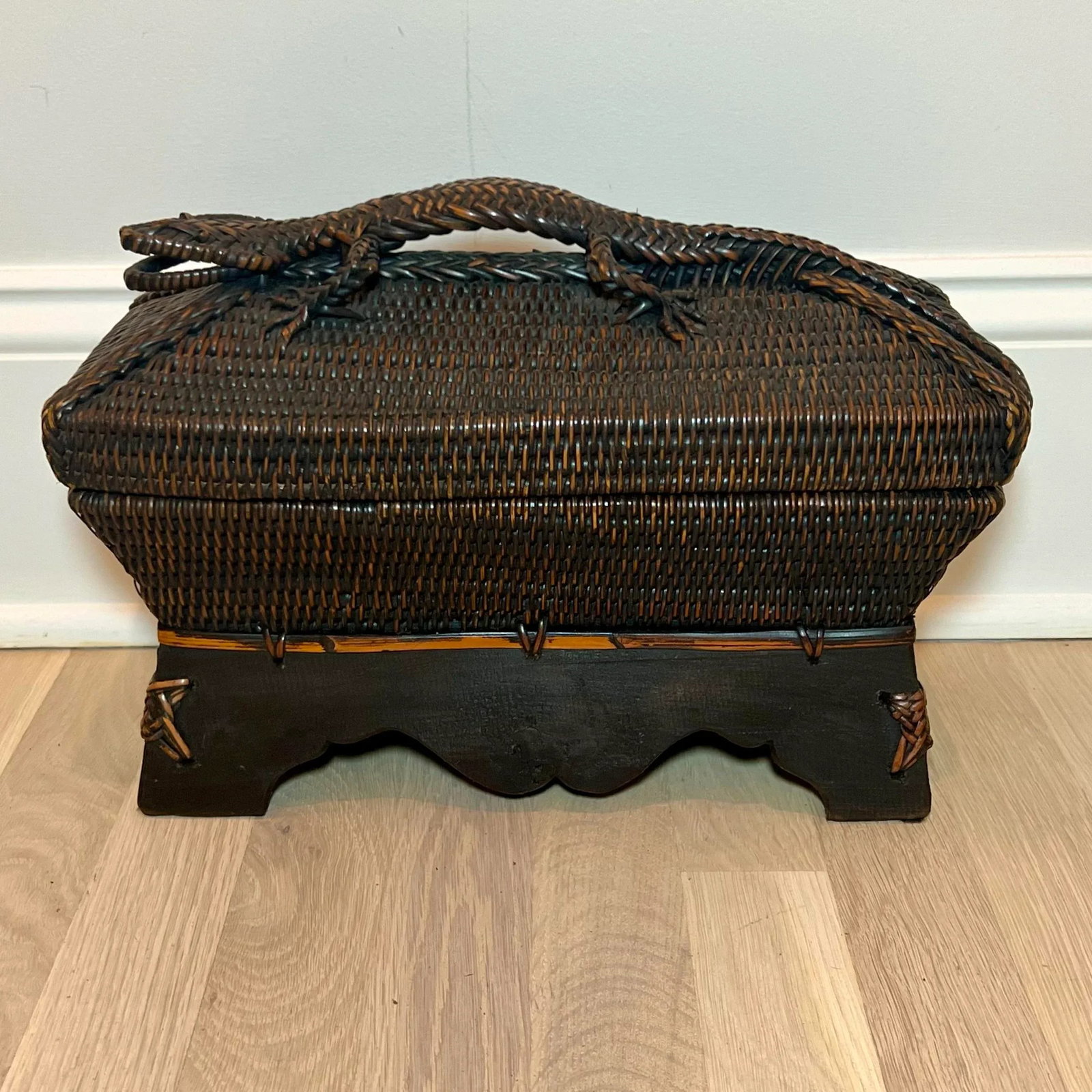 Late 20th Century Vintage Southeast Asian Wicker Box With Lizard Handle on Lid - 2