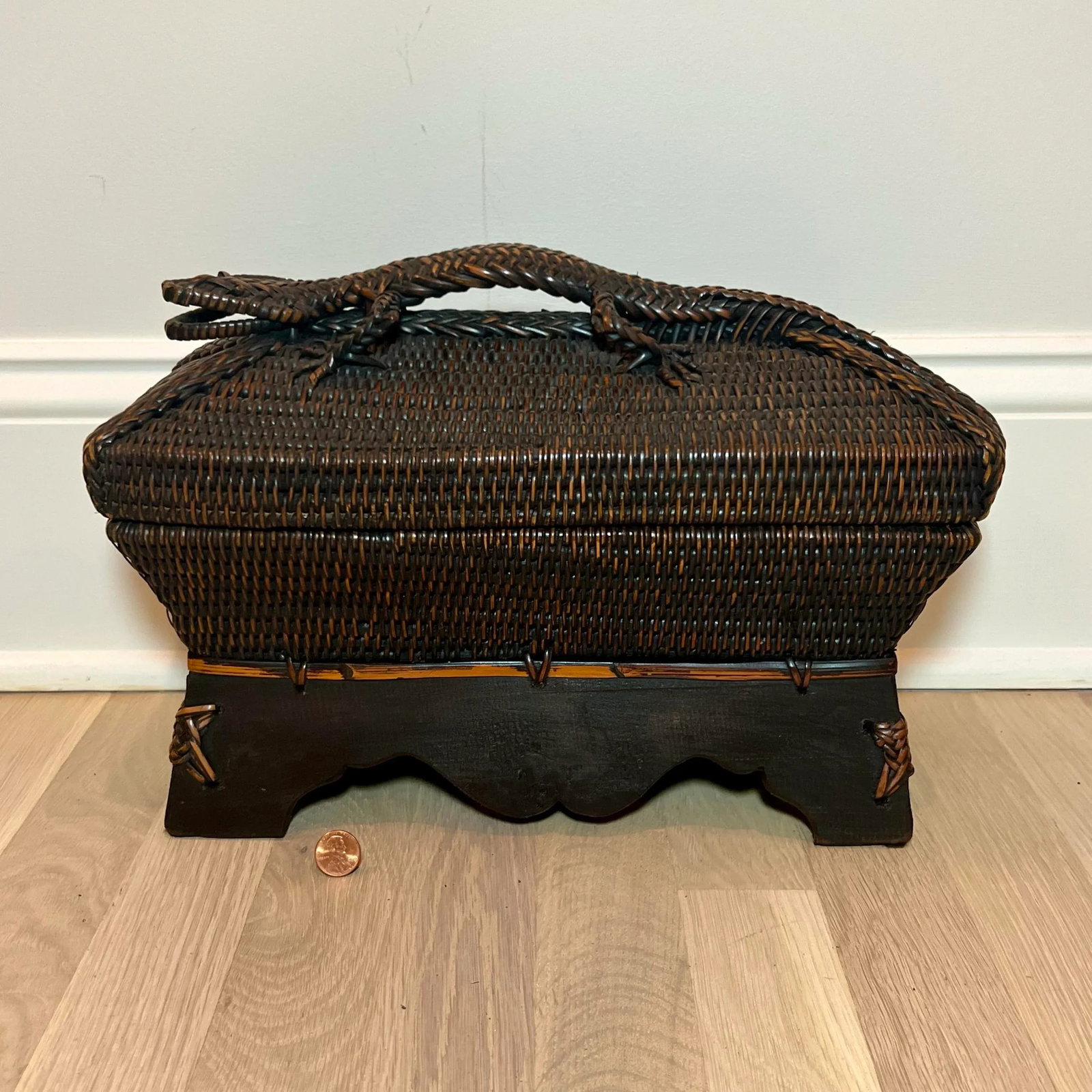 Late 20th Century Vintage Southeast Asian Wicker Box With Lizard Handle on Lid - 3