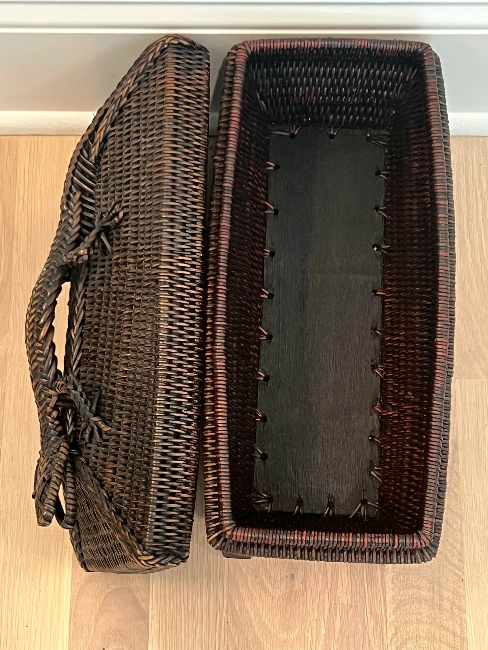 Late 20th Century Vintage Southeast Asian Wicker Box With Lizard Handle on Lid - 4