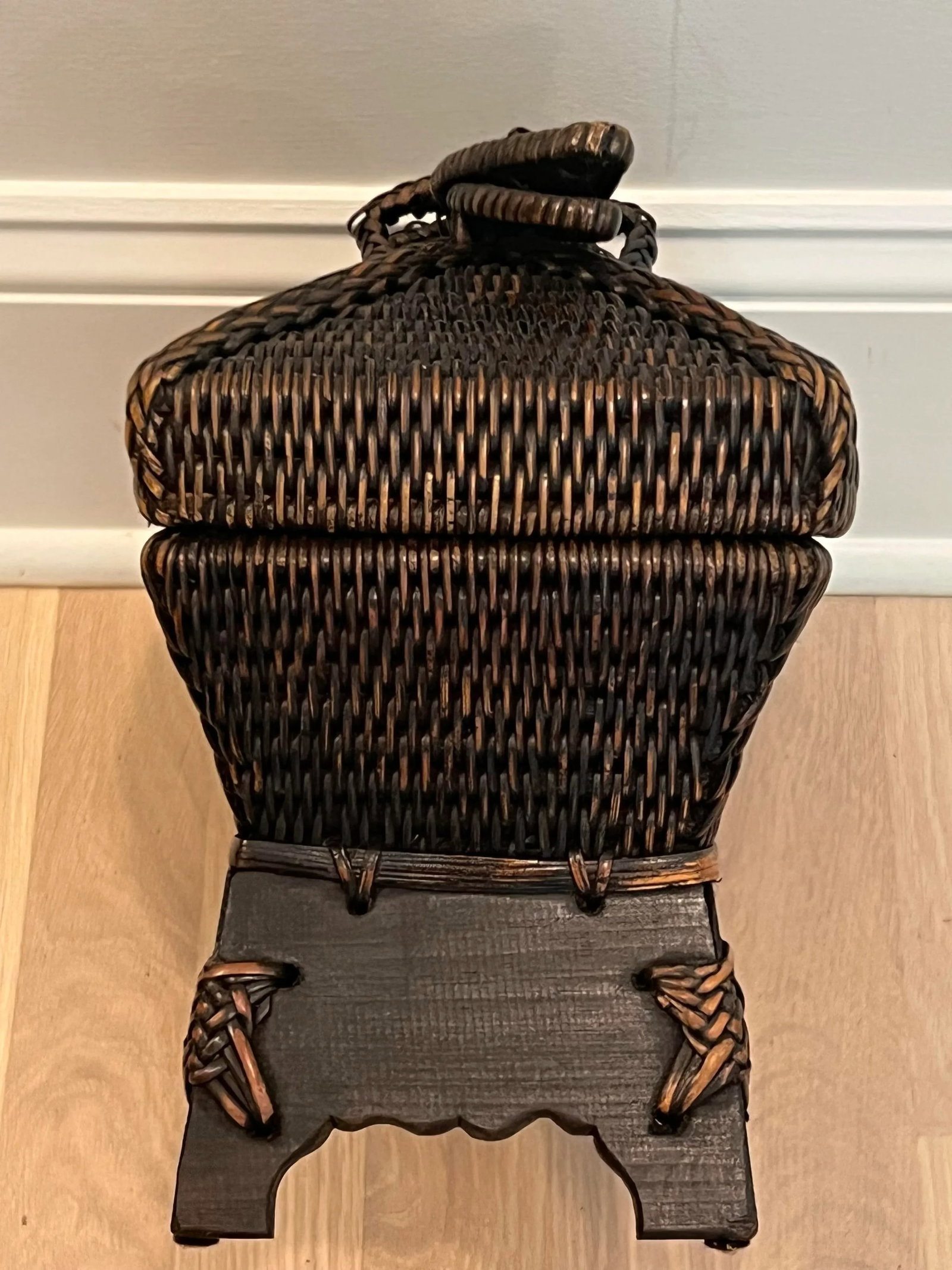 Late 20th Century Vintage Southeast Asian Wicker Box With Lizard Handle on Lid - 6