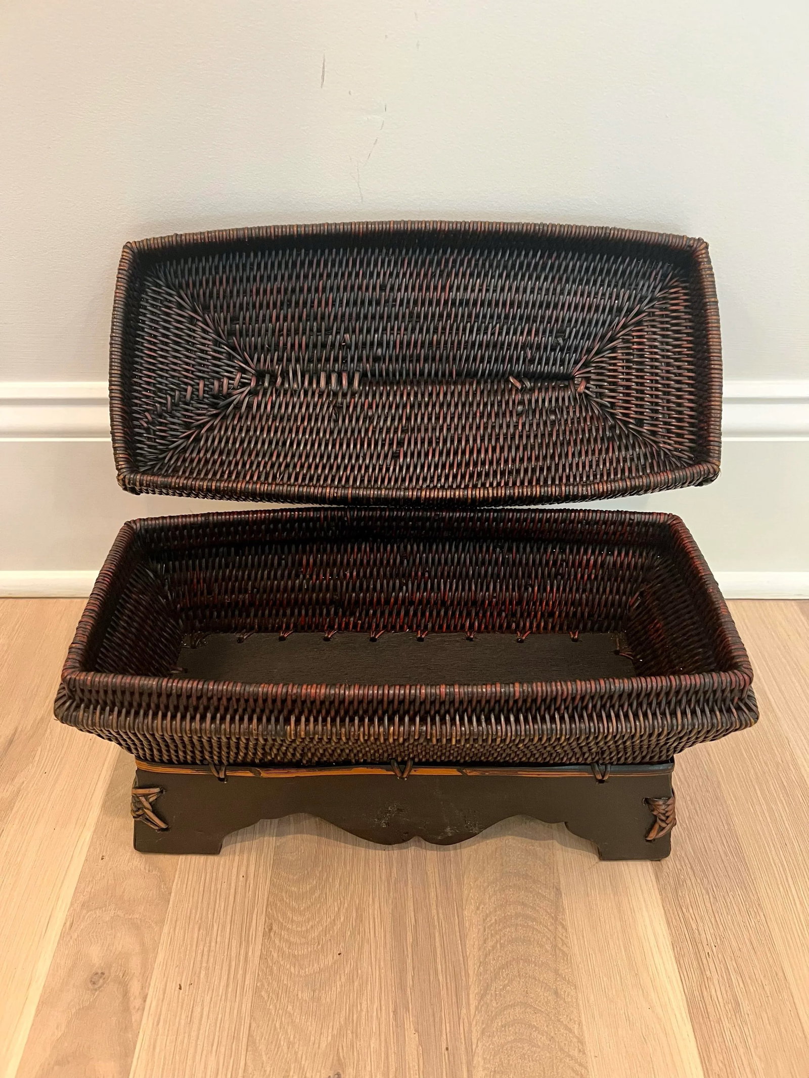 Late 20th Century Vintage Southeast Asian Wicker Box With Lizard Handle on Lid - 7